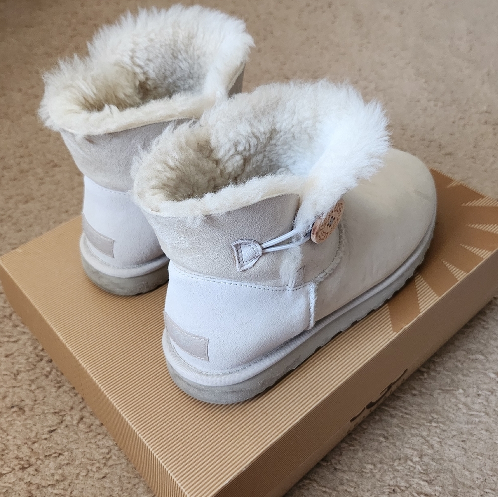 UGG Mini BAILEY BUTTON in CLOUD - Picture 7 of 9